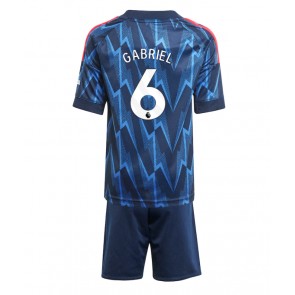 Arsenal Gabriel Magalhaes #6 Replika Babytøj Udebanesæt Børn 2025-26 Kortærmet (+ Korte bukser)